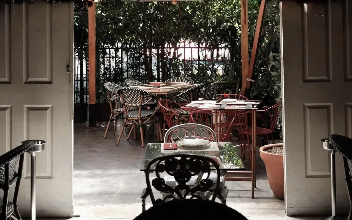 Salón de Trattoria Francesca con mesas servidas y ambiente cálido