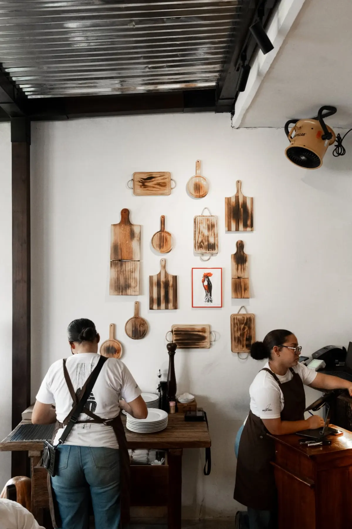 Interior de Nero con equipo de trabajo y decoración de tablas de madera