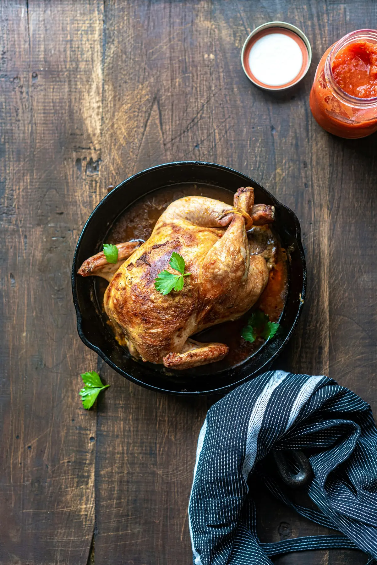 Pollos a la brasa cocidos al carbón en una rosticería de ambiente oscuro